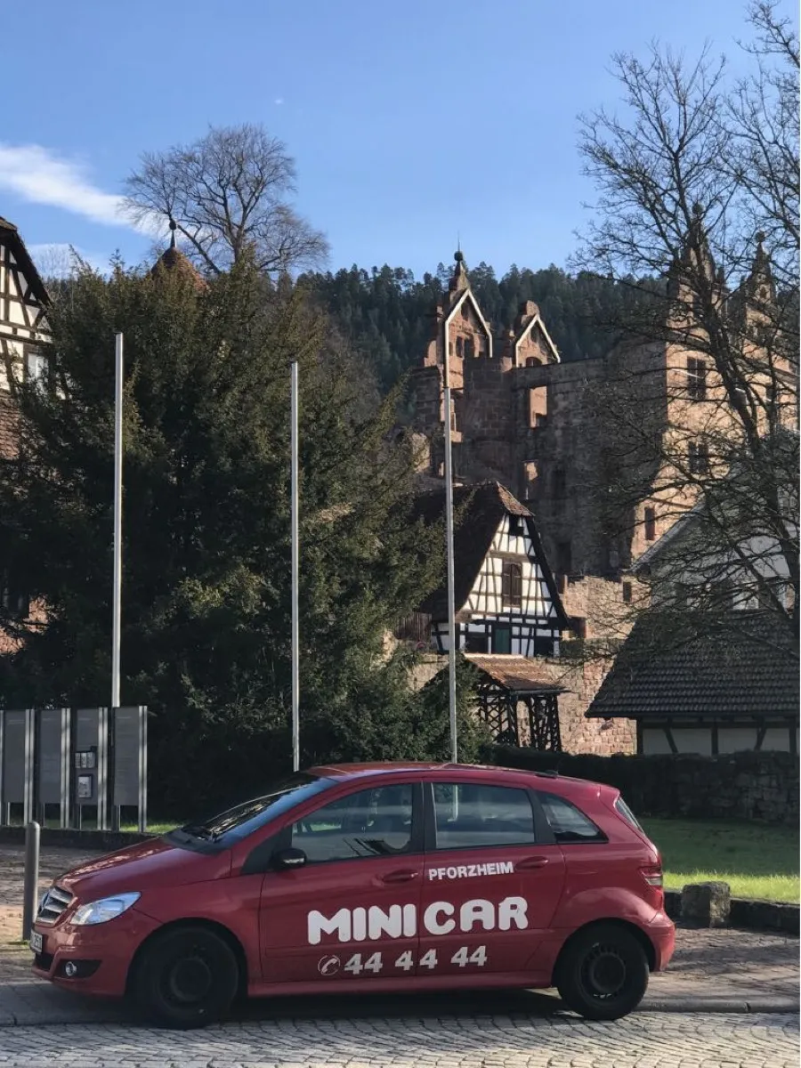 Minicar Pforzheim Taxi vor Kloster Hirsau im Nordschwarzwald